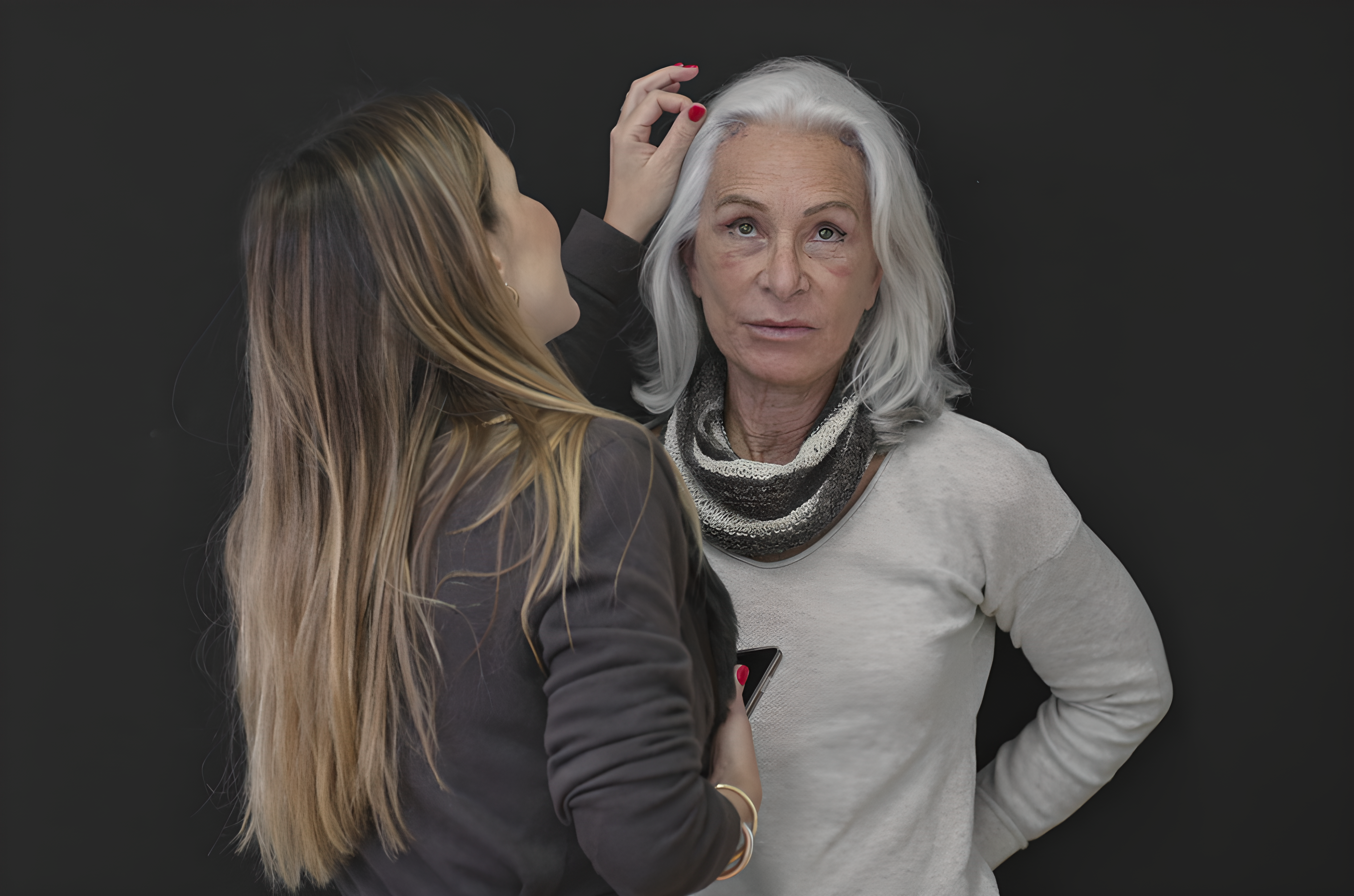 Cirurgiã plástica a avaliar uma doente em contexto de consulta