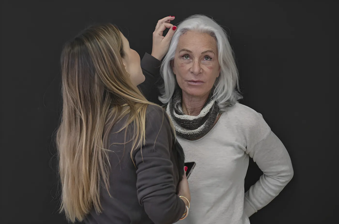 Cirurgião plástico em consulta com um paciente